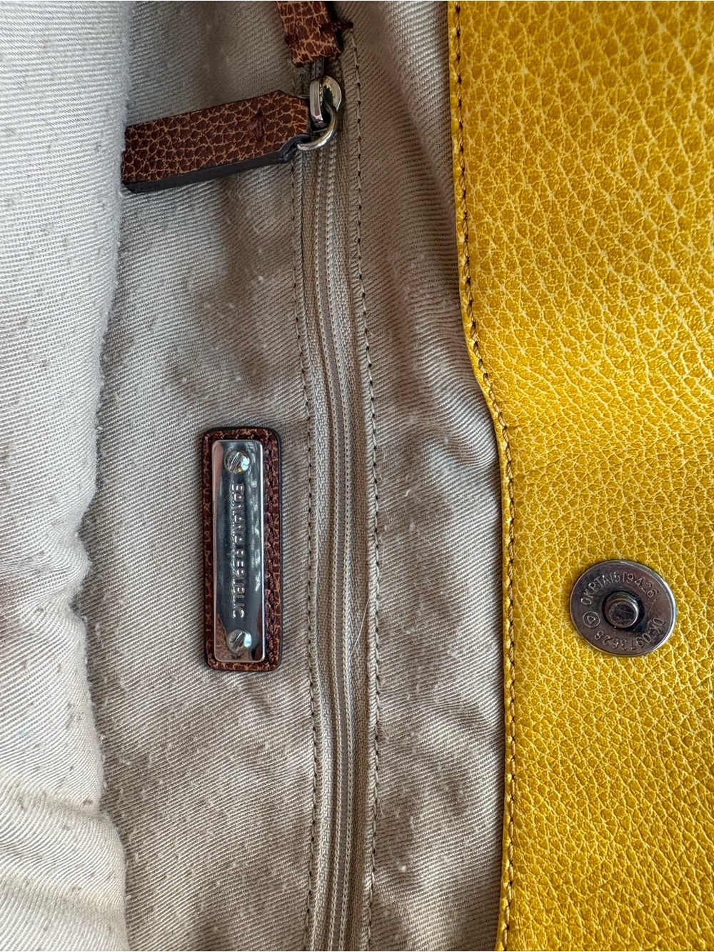 Banana Republic Vintage leather Yellow Tote with Brown Trim Details - Picture 4 of 11